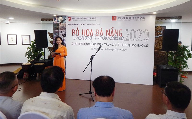 Đà Nẵng triển lãm đồ hoạ để kêu gọi ủng hộ đồng bào vùng bão lũ. Ảnh: BTMĐN
