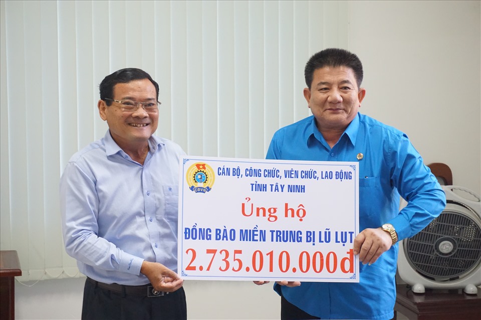 Lãnh đạo LĐLĐ tỉnh Tây Ninh trao số tiền vận động được cho lãnh đạo Ủy ban MTTQ VN tỉnh. Ảnh LĐLĐ Tây Ninh