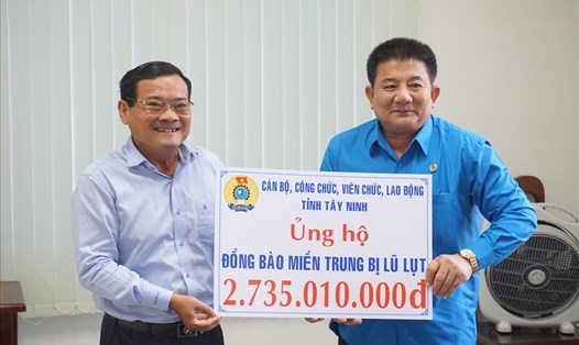 Lãnh đạo LĐLĐ tỉnh Tây Ninh trao số tiền vận động được cho lãnh đạo Ủy ban MTTQ VN tỉnh. Ảnh LĐLĐ Tây Ninh