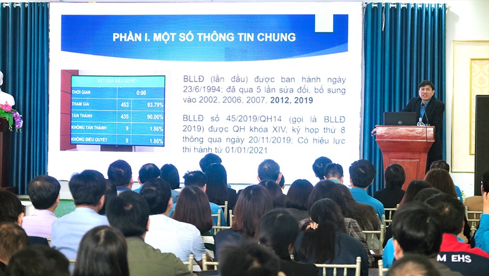 Ông Lê Đình Quảng - Phó Trưởng ban Quan hệ Lao động Tổng LĐLĐ Việt Nam - trao đổi tại hội nghị. Ảnh: Hồng Hạnh.