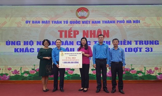 Ông Đinh Quốc Toản (thứ 2 từ trái sang) cùng lãnh đạo Công đoàn các Khu công nghiệp và chế xuất Hà Nội trao ủng hộ miền Trung. Ảnh: CĐ KCN
