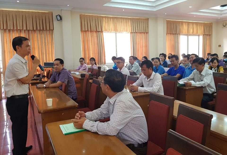 Các cán bộ công đoàn tham gia tập huấn về an toàn thực phẩm. Ảnh Đức Long