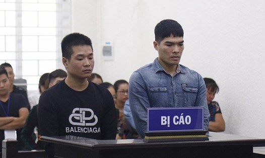 Bị cáo Trần Văn Tuấn (trái) chủ mưu gây án. Ảnh: V.Dũng.