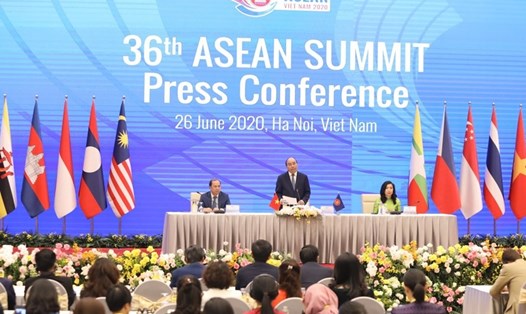 Hội nghị Cấp cao ASEAN lần thứ 37 và các hội nghị liên quan diễn ra từ ngày 12-15.11, tại Hà Nội theo hình thức trực tuyến. Trong ảnh, Thủ tướng Nguyễn Xuân Phúc chủ trì họp báo sau Hội nghị Cấp cao ASEAN lần thứ 36. Ảnh: Bộ Ngoại giao.