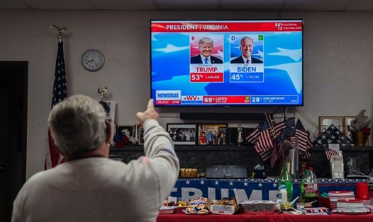 Người dân Hạt Cochise ở Sierra Vista, Arizona, theo dõi kết quả của ông Donald Trump và ông Joe Biden. Ảnh: AFP