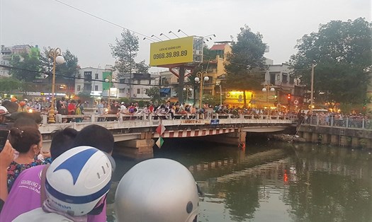 Chiều 5.11, thi thể người đàn ông nhảy xuống kênh Nhiêu Lộc - Thị Nghè vào ngày hôm trước đã được tìm thấy. Ảnh: CTV