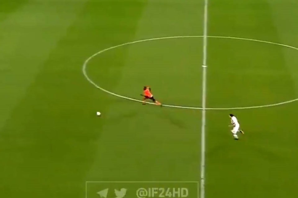 Pha bóng Demba Ba thoải mái chạy từ giữa sân và ghi bàn vào lưới Man United. Ảnh: Twitter Pha bóng Demba Ba thoải mái chạy từ giữa sân và ghi bàn vào lưới Man United. Ảnh: Twitter
