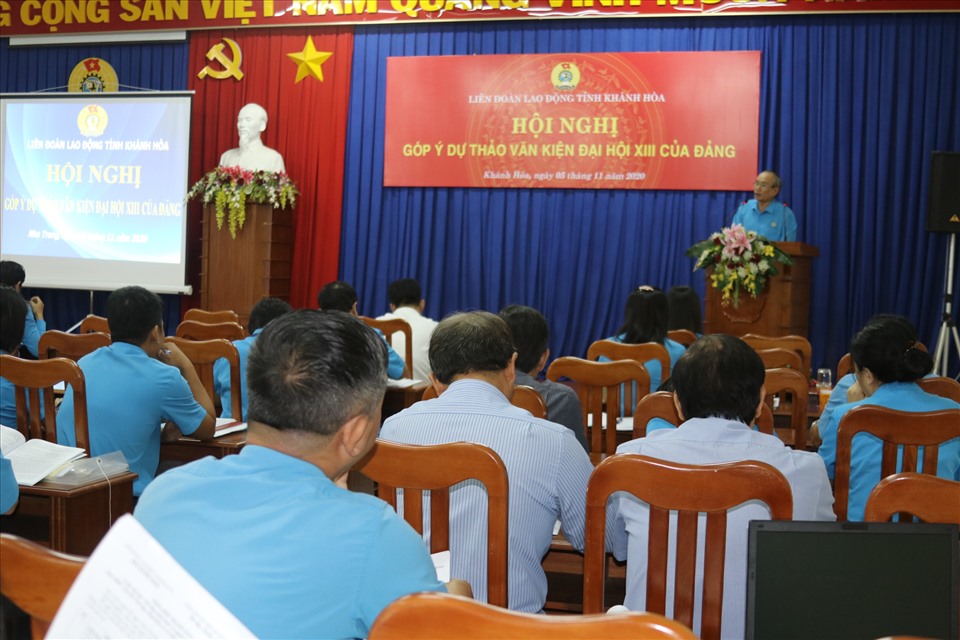 Chủ tịch công đoàn các huyện thị, thành phố, ngành, CĐCS trực thuộc tham gia góp ý dự thảo văn kiện Đại hội XIII của Đảng. Ảnh:Phương Linh