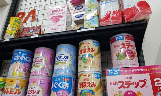 Sữa Nhật được bày bán nhưng không có hóa đơn lẻ. Ảnh: Cao Nguyên