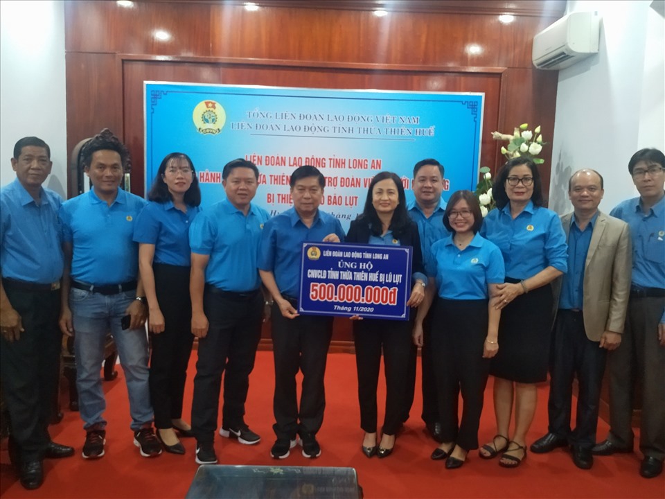 Đoàn công tác LĐLĐ tỉnh Long An trao tiền cứu trợ công đoàn viên, người lao động tỉnh Thừa Thiên - Huế bị ảnh hưỡng bão lũ. Ảnh: K.Q
