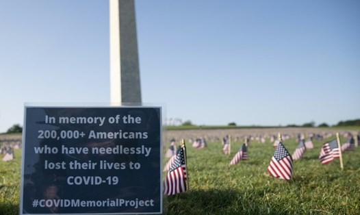 Địa điểm tưởng niệm 200.000 người chết vì COVID-19 ở Washington, DC. Ảnh: AFP.