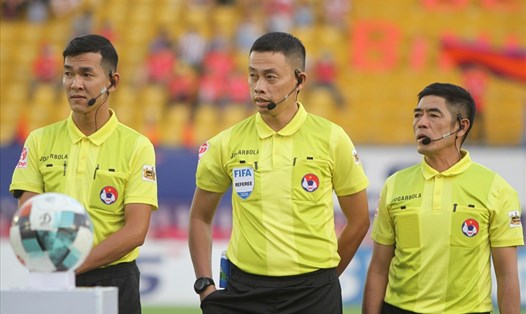 Trọng tài Ngô Duy Lân (giữa) không được làm nhiệm vụ ở vòng 7 giai đoạn 2 V.League 2020. Ảnh: Thanh Vũ