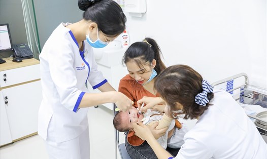 Nhiều phụ huynh cho con đến VNVC Sơn Tây tiêm vắc xin ngay trong ngày khai trương
