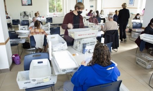 Nhân viên bầu cử xử lý phiếu bầu tại quận Northampton ở Easton, Pennsylvania. Ảnh: AFP.