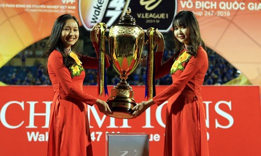 Hai chiếc cúp vô địch V.League 2020 sẽ được đăt ở 2 sân đấu khác nhau. Ảnh: VPF