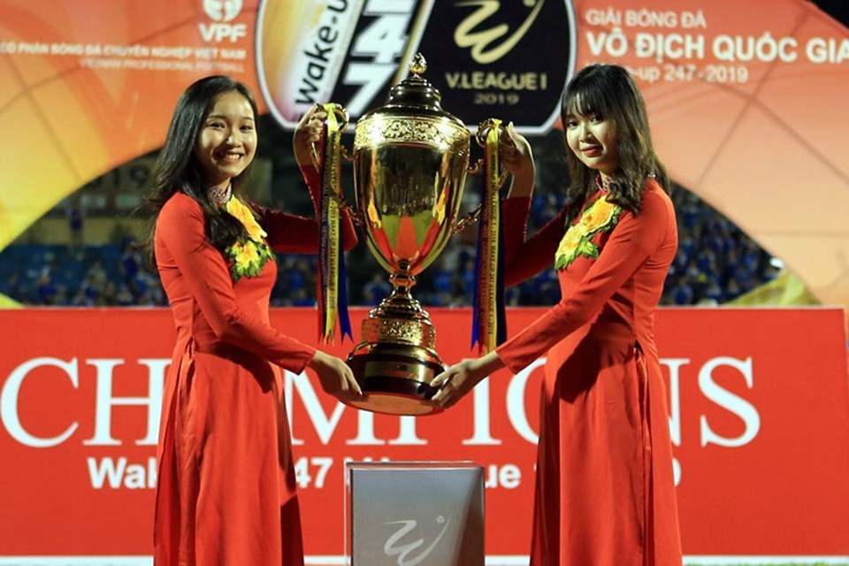 Hai chiếc cúp vô địch V.League 2020 sẽ được đăt ở 2 sân đấu khác nhau. Ảnh: VPF Hai chiếc cúp vô địch V.League 2020 sẽ được đăt ở 2 sân đấu khác nhau. Ảnh: VPF