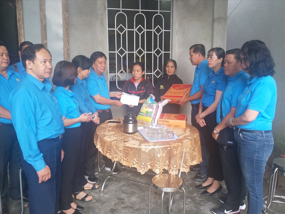 Đoàn công tác LĐLĐ tỉnh Long An thăm và cứu trợ gia đình công nhân tử nạn ở công trình thủy điện Rào Trăng 3. Ảnh: K.Q