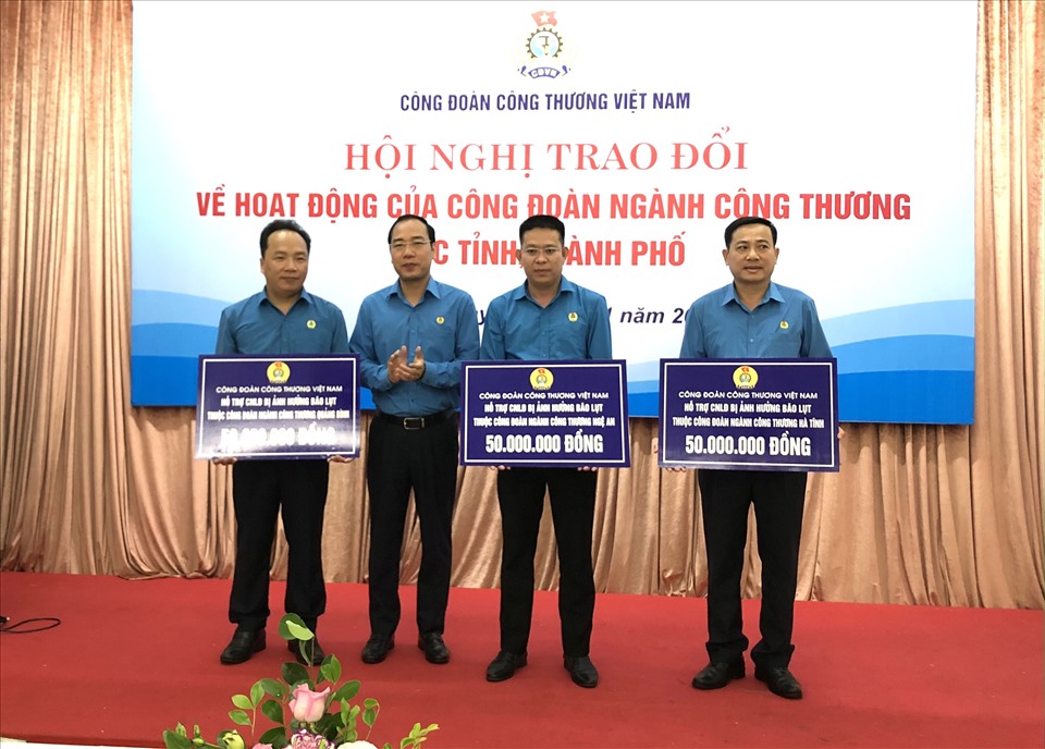 Ông Trần Quang Huy - Uỷ viên Đoàn Chủ tịch Tổng LĐLĐVN, Chủ tịch CĐ Công Thương Việt Nam (thứ hai từ trái sang) trao hỗ trợ cho các đơn vị. Ảnh: Hà Anh