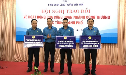 Ông Trần Quang Huy - Uỷ viên Đoàn Chủ tịch Tổng LĐLĐVN, Chủ tịch CĐ Công Thương Việt Nam (thứ hai từ trái sang) trao hỗ trợ cho các đơn vị. Ảnh: Hà Anh