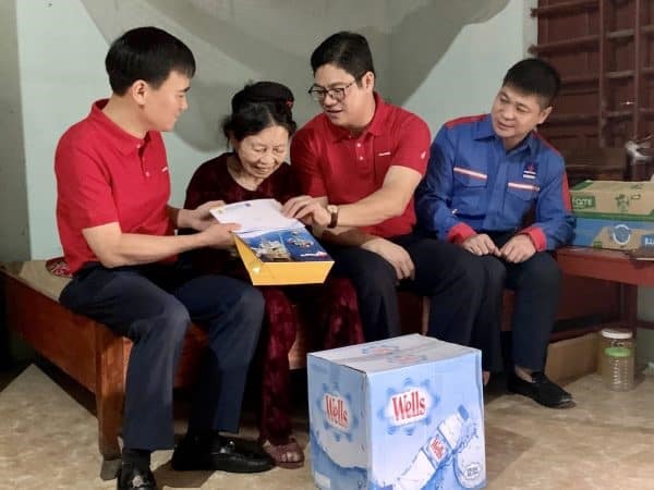 Phó Chủ tịch Vũ Anh Tuấn (thứ nhất từ trái sang) thăm hỏi, trao hỗ trợ tại Hà Tĩnh. Ảnh: CĐ DK