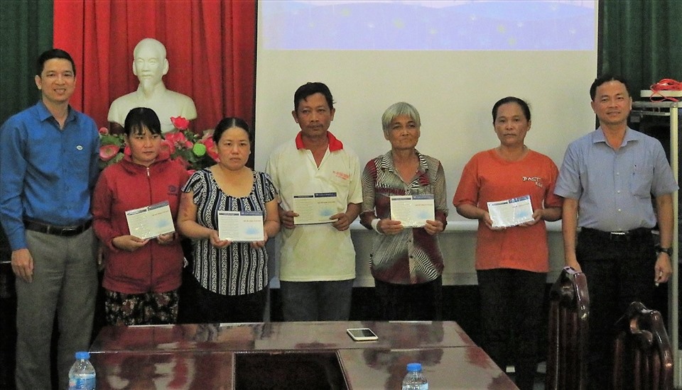 Ông Nguyễn Thanh Tuấn Chủ tịch LĐLĐ TP Sa Đéc (bìa phải) và ông Sầm Vĩnh Khánh, Giám đốc chi nhánh CEP  TP Sa Đéc trao tặng sổ tiết kiệm cho NLĐ.