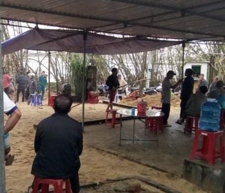 Gia đình tổ chức hậu sự cho 2 anh em bị chết đuối trong vụ lật ghe ở Quảng Nam. Ảnh: Người dân cung cấp