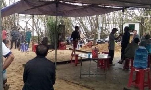 Gia đình tổ chức hậu sự cho 2 anh em bị chết đuối trong vụ lật ghe ở Quảng Nam. Ảnh: Người dân cung cấp
