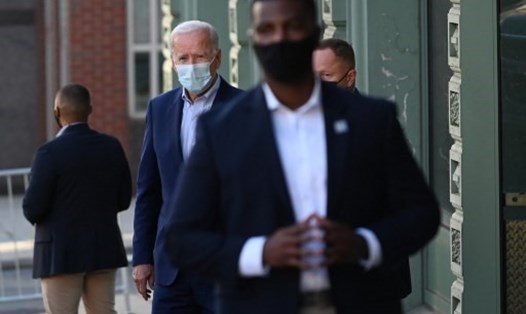 Ứng viên Joe Biden được mật vụ bảo vệ tại Wilmington, Delaware, hôm 3.10. Ảnh: AFP.