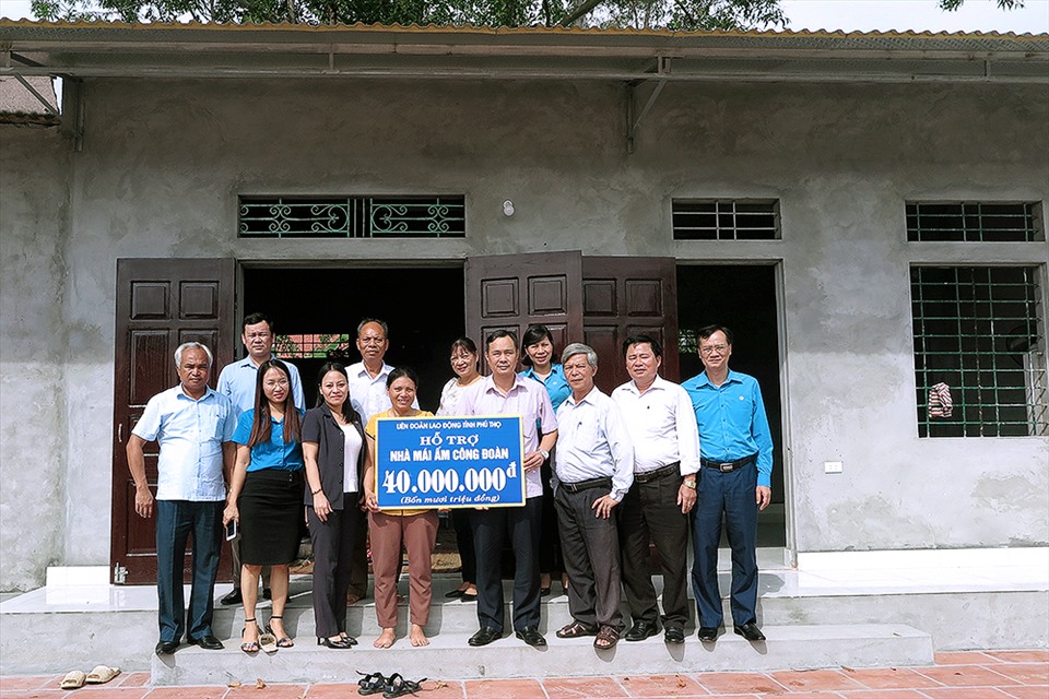 Ban quản lý Quỹ Mái ấm Công đoàn trao số tiền 40 triệu đồng hỗ trợ cho gia đình đoàn viên Vũ Thị Minh Thắng. Ảnh: Hoàng Tuấn.