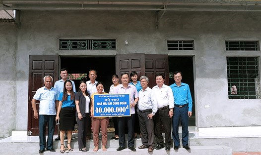 Ban quản lý Quỹ Mái ấm Công đoàn trao số tiền 40 triệu đồng hỗ trợ cho gia đình đoàn viên Vũ Thị Minh Thắng. Ảnh: Hoàng Tuấn.