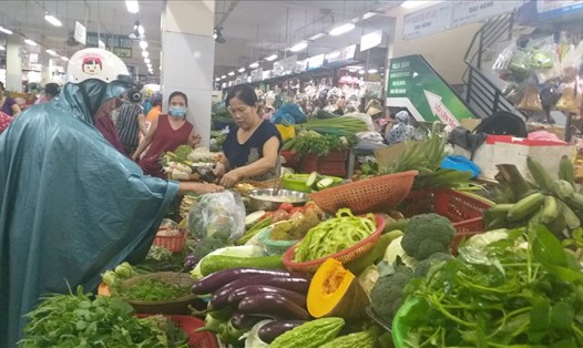 Giá rau xanh tại miền Trung tăng cao do mưa lũ kéo dài. Ảnh: Thuỳ Trang