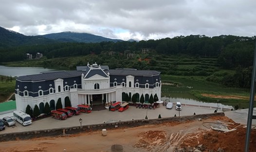 Công ty cổ phần đầu tư Lý Khương (trụ sở tại TP.HCM) xây dựng hàng loạt công trình không phép tại hồ Tuyền Lâm trong thời gian qua. Ảnh: Nhiệt Băng