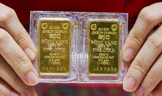 Giá vàng miếng SJC hiện đắt hơn giá vàng thế giới quy đổi hơn 2 triệu đồng mỗi lượng. Ảnh: H.N