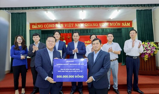 Ông Lim Sung Yong – Tổng Giám đốc Công ty TNHH Samsung Điện – Cơ Việt Nam (bên trái) trao ủng hộ đồng bào miền Trung qua Uỷ ban Mặt trận tổ quốc tỉnh Thái Nguyên. Ảnh: Hà Anh