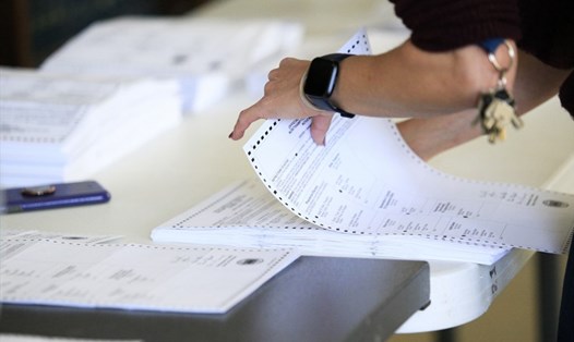 Nhân viên bầu cử xử lý các lá phiếu tại điểm kiểm phiếu ở Easton, Pennsylvania. Ảnh: AFP.
