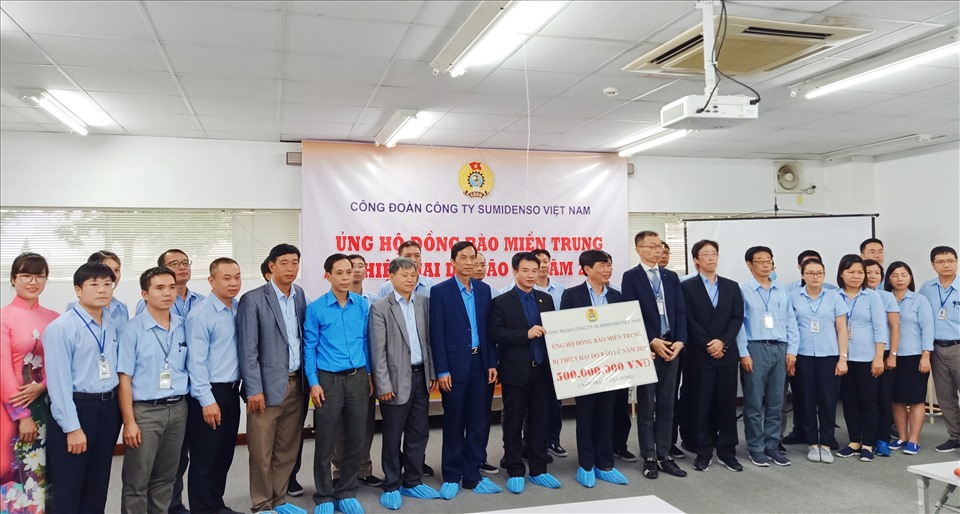 Công đoàn cơ sở Công ty TNHH Sumidenso Việt Nam chuyển 500 triệu đồng tới Uỷ ban Mặt trận tổ quốc tỉnh Hải Dương để ủng hộ đồng bào miền Trung bị thiệt hại do bão lũ. Ảnh: Diệu Thuý