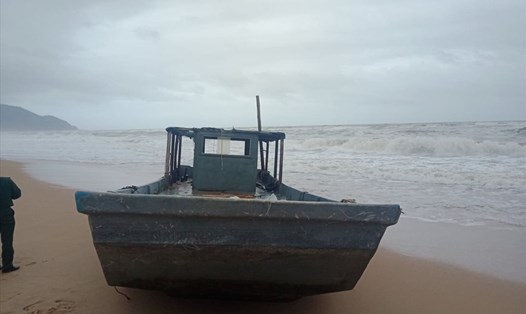 Chiếc thuyền lạ vừa được phát hiện trôi dạt vào bờ biển Lăng Cô (Thừa Thiên Huế). Ảnh: BĐBP.