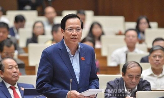 Bộ trưởng Đào Ngọc Dung đăng đàn trả lời chất vấn. Ảnh: Quốc hội