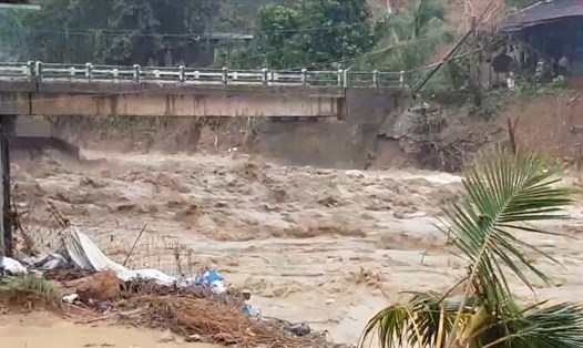 Nước sông Leng (Nam Trà My) đang lên nhanh do mưa lớn trên địa bàn huyện. Ảnh: Thanh Chung