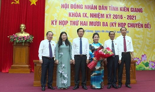 Đồng chí Mai Văn Huỳnh (bìa trái) được bầu giữ chức Chủ tịch HĐND tỉnh, đồng chí Lâm Minh Thành (bìa phải) được bầu giữ chức Chủ tịch UBND tỉnh Kiên Giang. Ảnh: PV