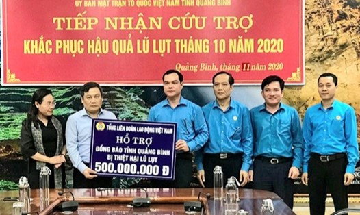 Chủ tịch Tổng LĐLĐ VN Nguyễn Đình Khang trao hỗ trợ 500 triệu đồng cho người dân Quảng Bình. Ảnh: Lê Phi Long