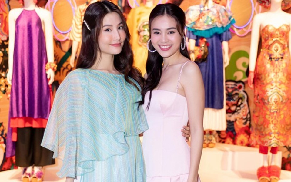 Ninh Dương Lan Ngọc và Diễm My 9X tại triển lãm "Mộng bình thường" của NTK Thủy Nguyễn. Ảnh: NSCC Ninh Dương Lan Ngọc và Diễm My 9X tại triển lãm "Mộng bình thường" của NTK Thủy Nguyễn. Ảnh: NSCC