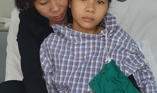Mẹ con chị Nguyễn Thị Dung sẽ không biết xoay xở thế nào nếu không có sự cứu giúp. 
Ảnh: NVCC