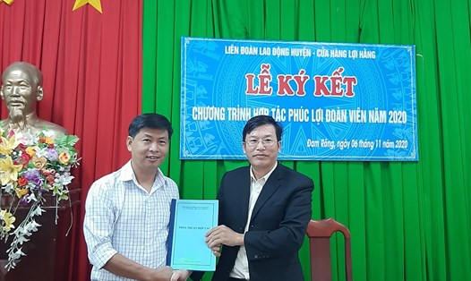 Liên đoàn Lao động huyện Đam Rông, tỉnh Lâm Đồng ký kết thỏa thuận hợp tác về chương trình phúc lợi cho đoàn viên, người lao động. Ảnh Nguyễn Bé