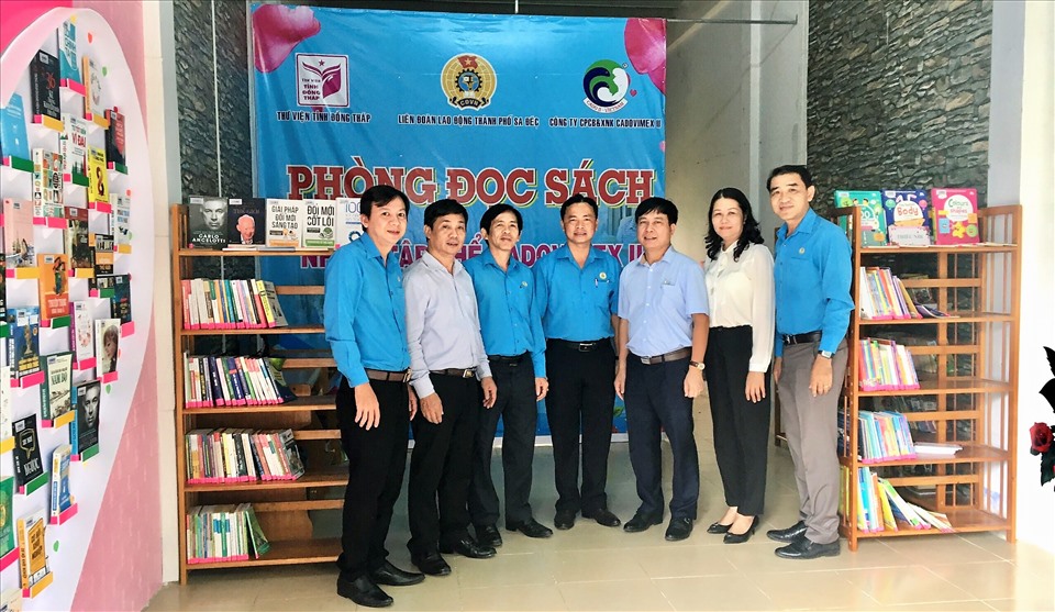 Đoàn giám sát của Tổng LĐLĐVN tham quan mô hình mới của LĐLĐ TP Sa Đéc. Ảnh: C.T.V