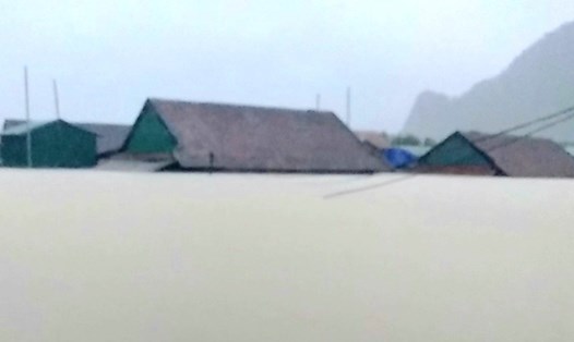 Những ngôi nhà bị lũ lụt nhấn chìm tại Quảng Bình. Ảnh: Lê Phi Long