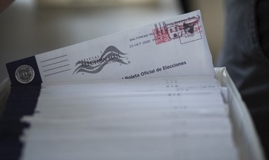 Các lá phiếu được sắp xếp để kiểm đếm tại Easton, Pennsylvania. Hiện tại chỉ còn một số bang chiến địa, trong đó có Pennsylvania, đang tiếp tục kiểm đếm các lá phiếu trong cuộc bầu cử Mỹ năm nay. Ảnh: AFP.