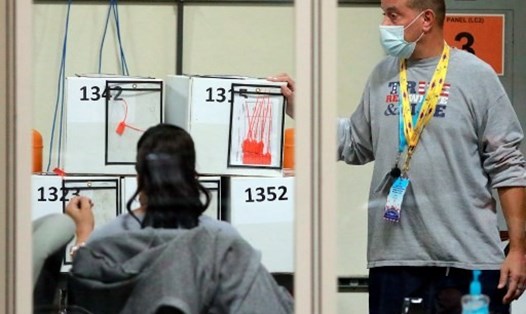 Nhân viên xử lý các lá phiếu bầu cử Mỹ 2020 tại quận Clark, ở Bắc Las Vegas, bang Nevada. Ảnh: AFP.