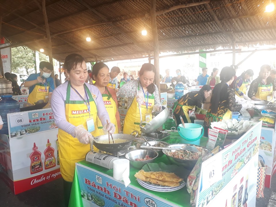 Các thí sinh dự thi sản phẩm bánh dân gian. Ảnh: Hoài Phúc