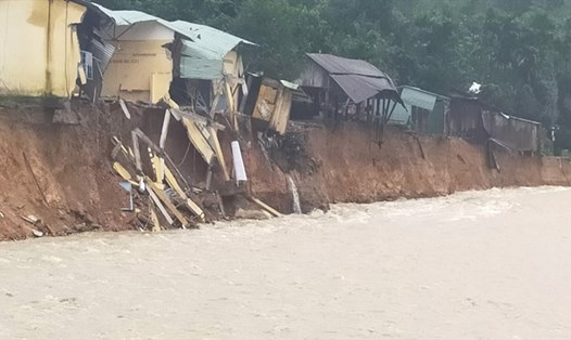Nhiều nhà người dân ở xã Trà Leng bị nước lũ cuốn trôi. Ảnh: Lê Hằng